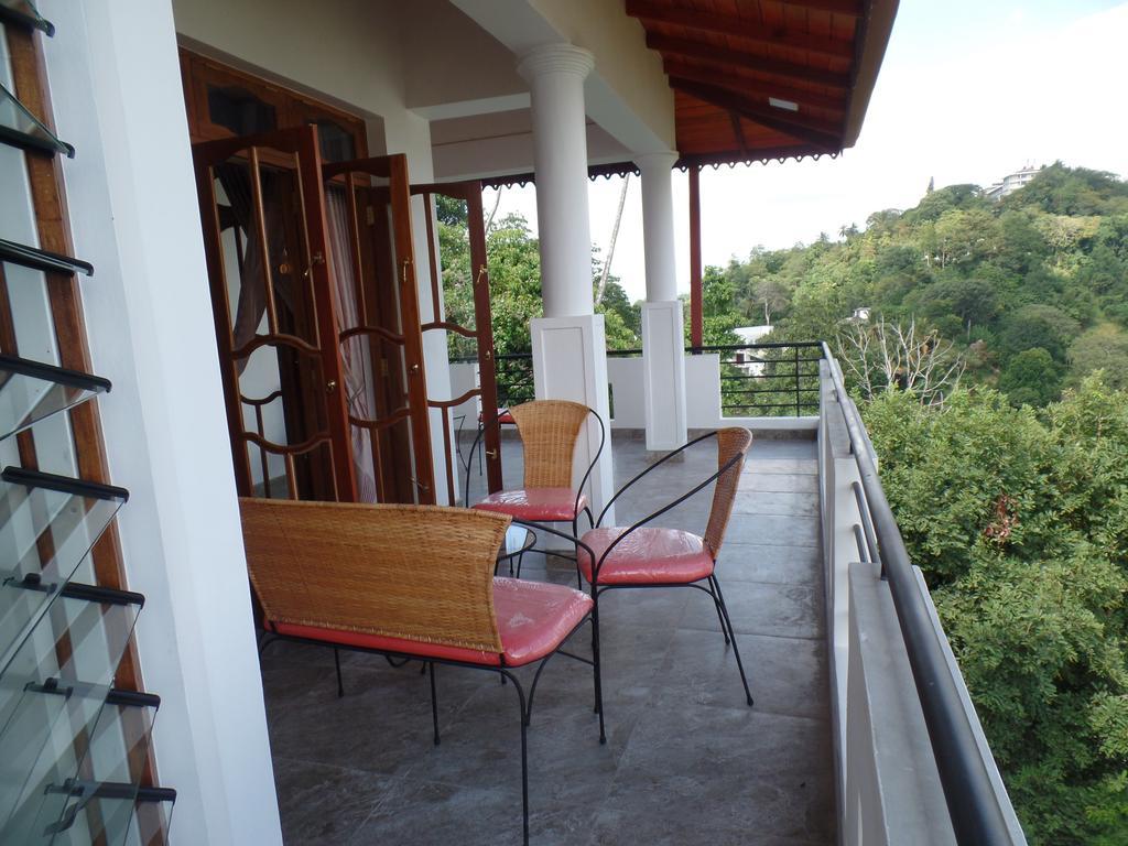 Kandyan Bluestar Villa ภายนอก รูปภาพ