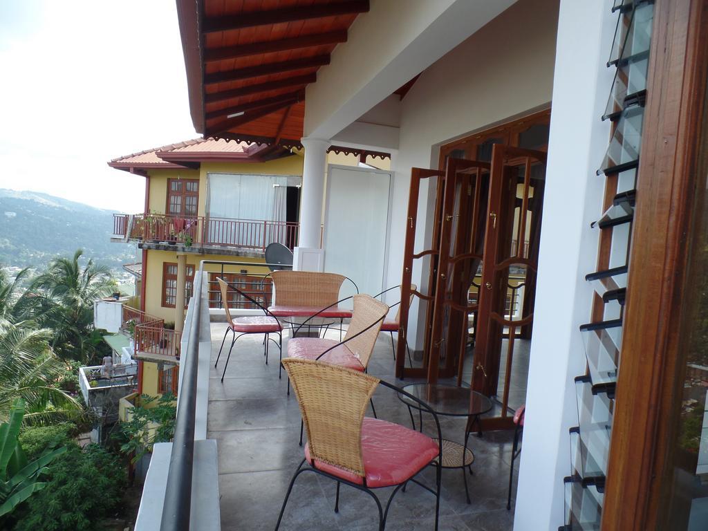Kandyan Bluestar Villa ภายนอก รูปภาพ